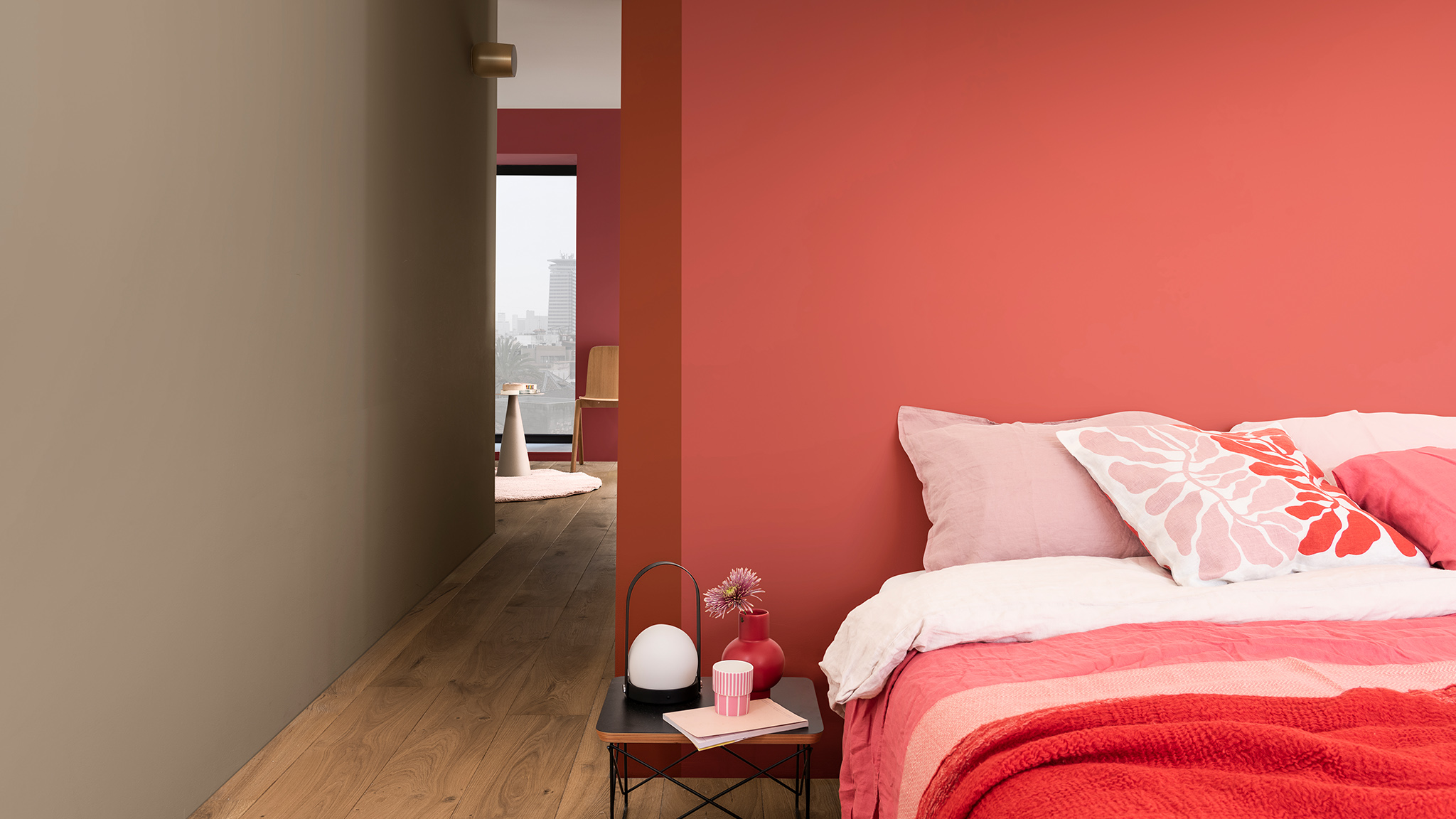 Giường trải đệm hoa văn hồng đối lập tường hồng đậm Dulux_CF21_Color_of_2021_Expressive_colors_global_2