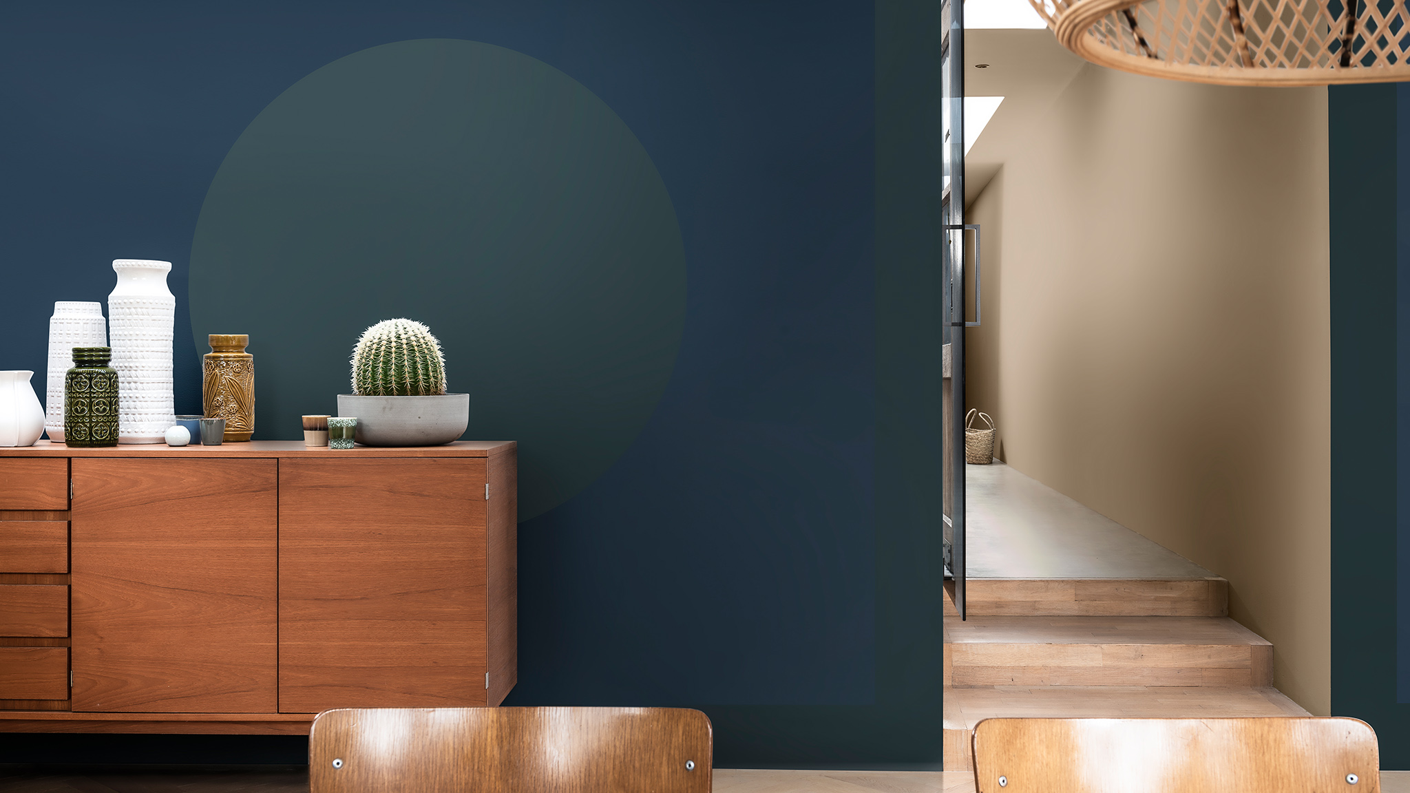 Tủ gỗ đối lập tường xanh lam có vòng tròn xanh lá Dulux_CF21_Color_of_2021_Earth_colors_global_4