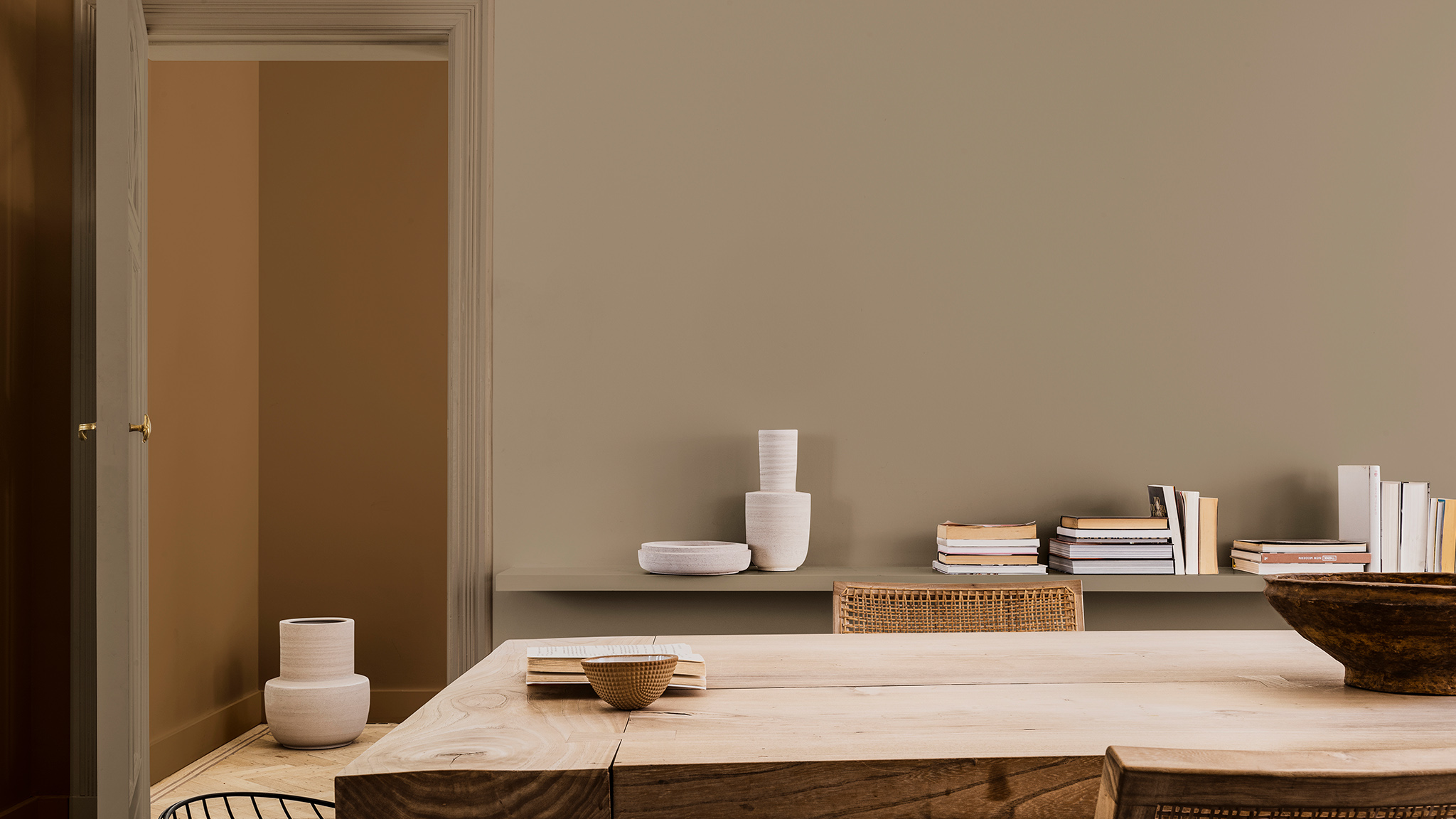 Bàn ăn bằng gỗ tương phản với tường sơn Màu của Năm Dulux_CF21_Colour_of_the_year_Timeless_colors_global_1