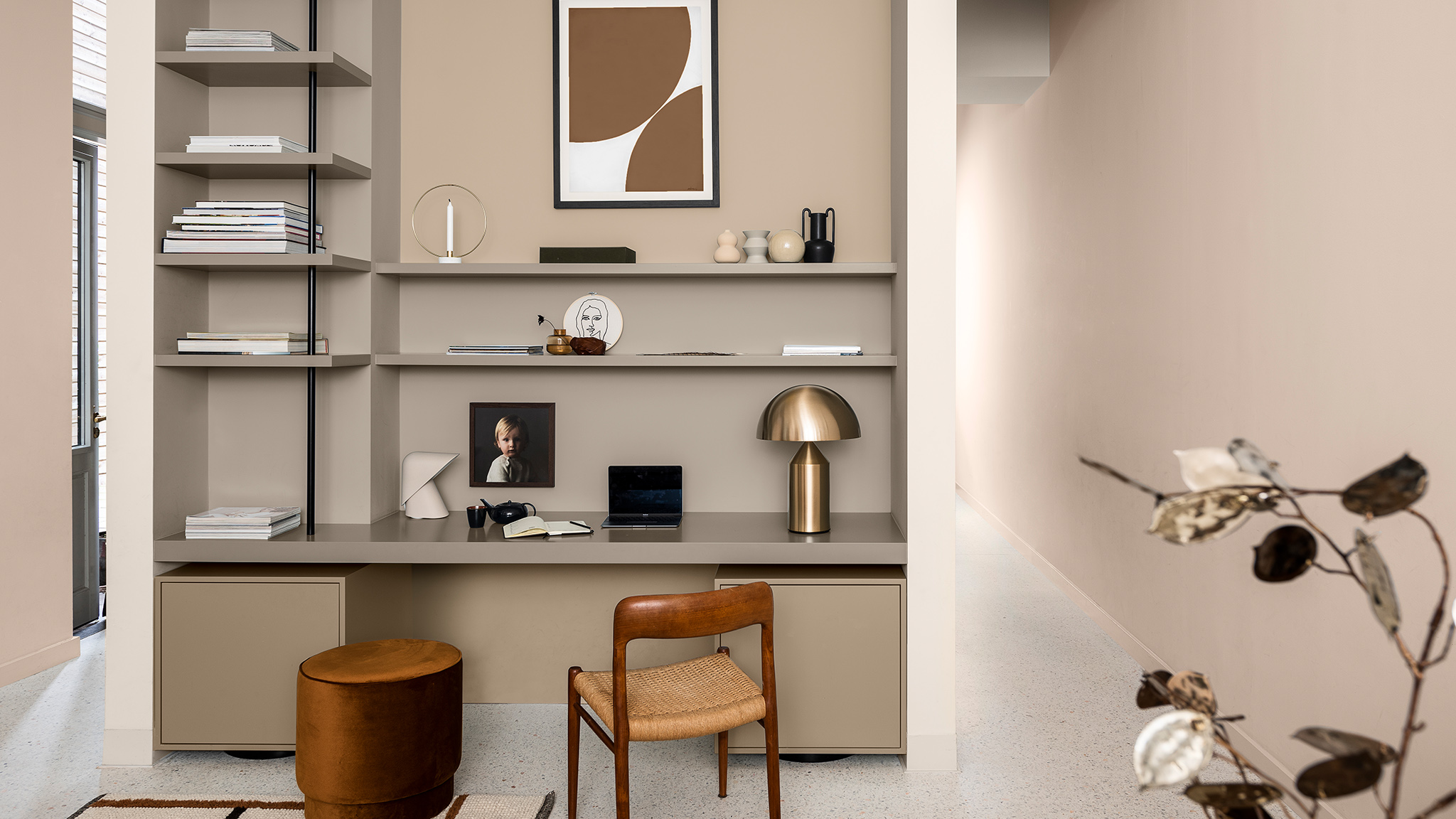 Kệ màu nâu đất sét với ghế gỗ và đèn kim loại Dulux_CF21_Color_of_2021_Trust_colors_global_3