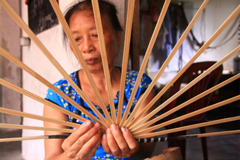 Người dân Chàng Sơn quyết định bám trụ as nghề quạt giấy
