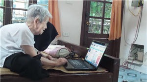           Cụ bà 94 tuổi tại Hà Nội vẫn vẽ, viết và lướt Internet hàng ngày      