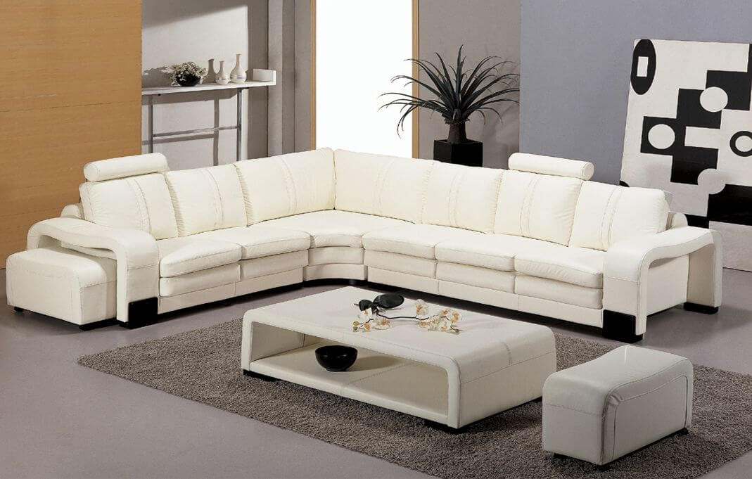 Sửa nhà với không gian phòng khách tông màu xám, kết hợp bộ sofa trắng nổi bật cho căn phòng.