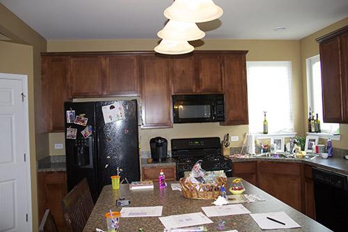 Sửa căn bếp chung cư cũ, hình ảnh căn bếp trước khi cải tạo chật hẹp khiến cho gia chủ cảm thấy nặng nề