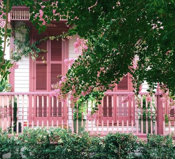 Dịch vụ sơn ngoại thất với gam màu hồng cho mặt tiền nhà