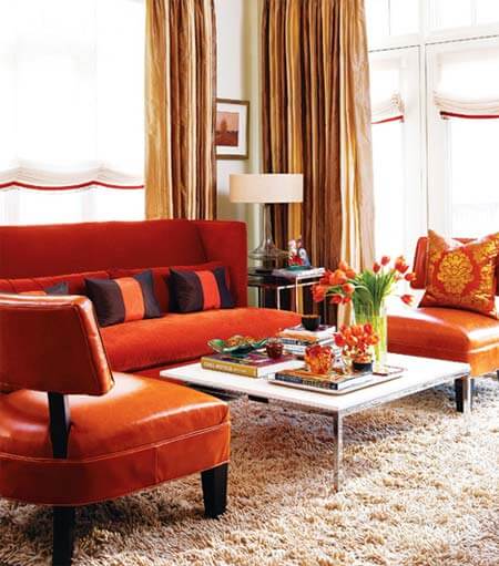Phối màu hoàn hảo giữa màu cam ghế sofa kết hợp với các phụ kiện và thảm trải sàn nhà