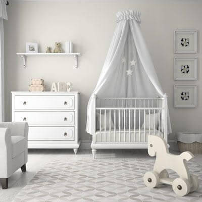 Phòng ngủ cho em bé với điểm nhấn là chiếc nôi cây đèn và chiếc ghế tạo được không gian riêng và thói quen độc lập cho con bạn ngay từ khi còn nhỏ