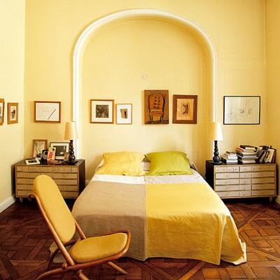 Sơn nhà trang hoàng màu vàng để tạo sự ấm áp cho phòng ngủ
