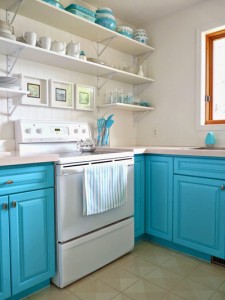 Sửa nhà bếp biệt thự bằng cách thay thế hệ tủ bằng một vài bức tranh treo tường làm cho căn bếp sinh động hơn