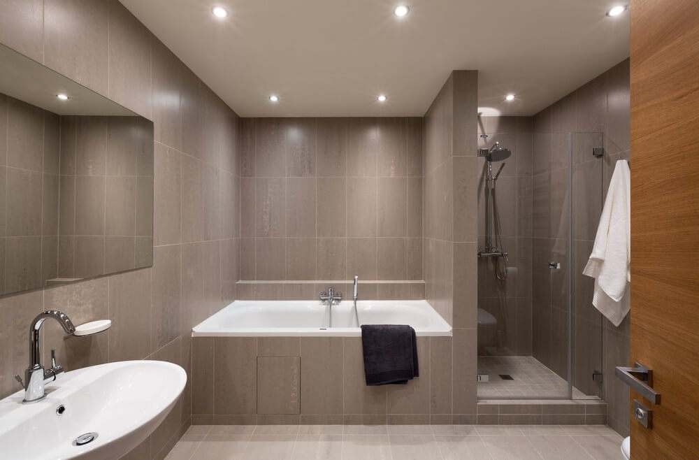 Cải tạo căn hộ với phòng tắm rộng thoáng, tiện nghi, hiện đại.