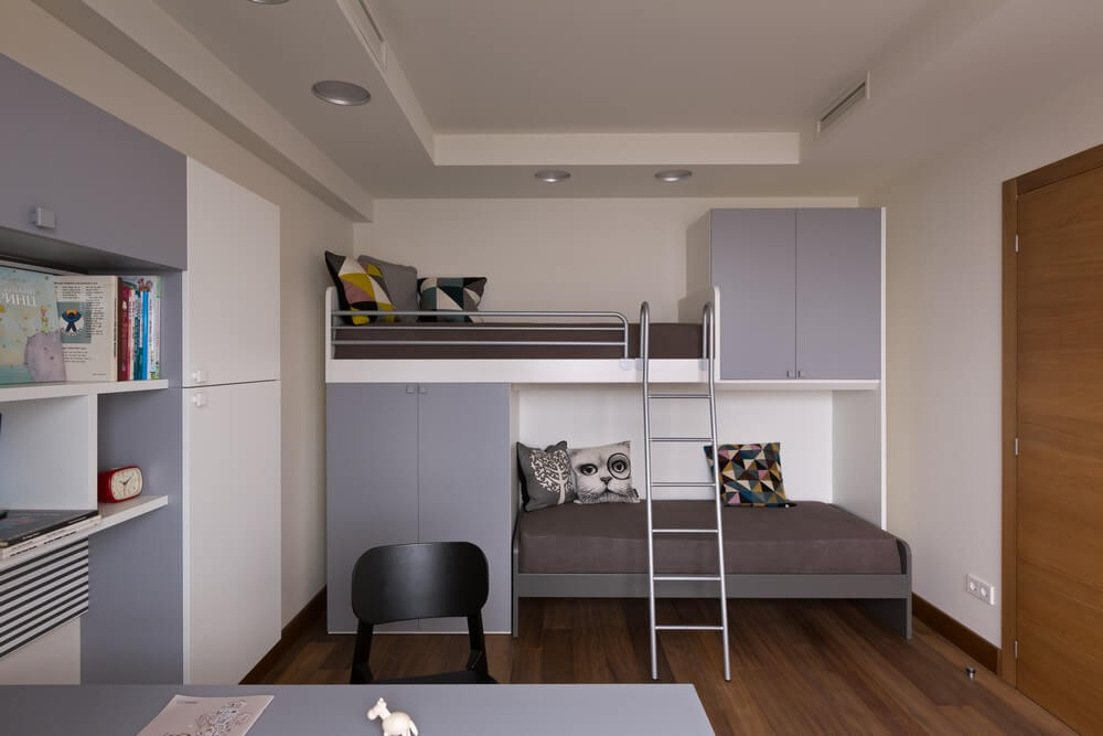 Phòng trẻ em với giường tầng hiện đại và chắc chắn được ưu tiên có cửa sổ lớn, sáng thoáng sau cải tạo căn hộ.