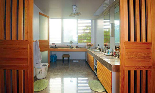 Căn bếp thoáng đãng đầy ấn tượng trong mẫu thiết kế nhà với nội thất tối giản này.