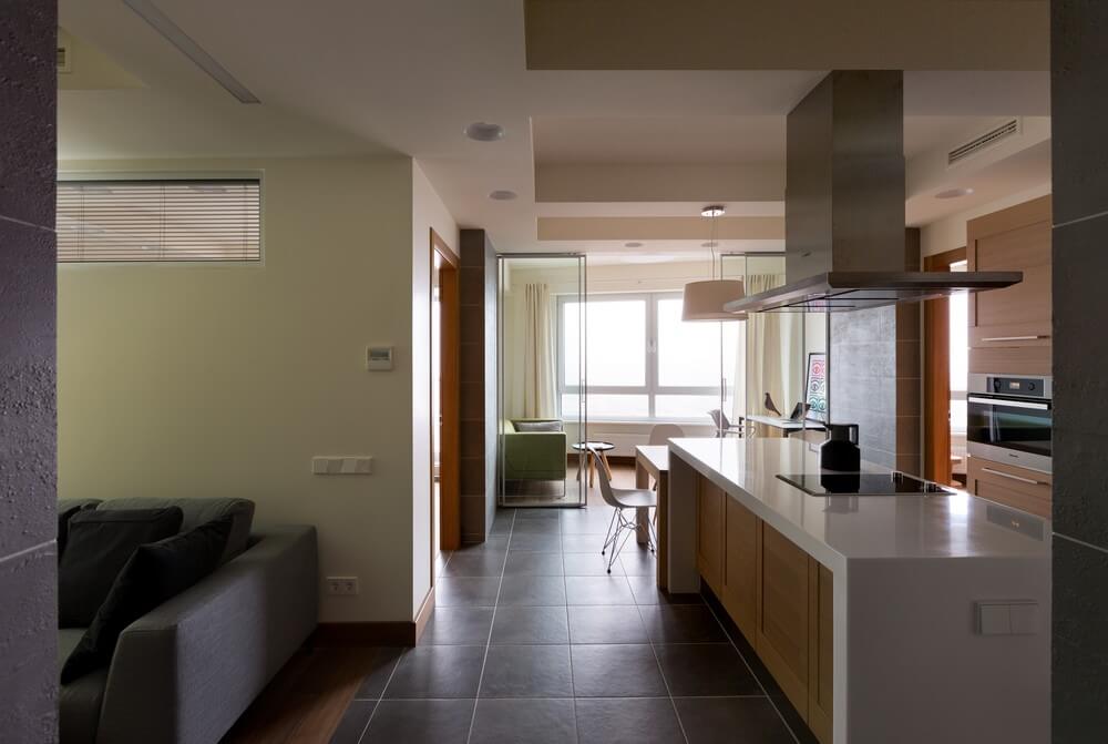 Gian bếp hiện đại dù nằm giữa nhà vẫn được ánh mặt trời chiếu sáng, sau khi cải tạo căn hộ.