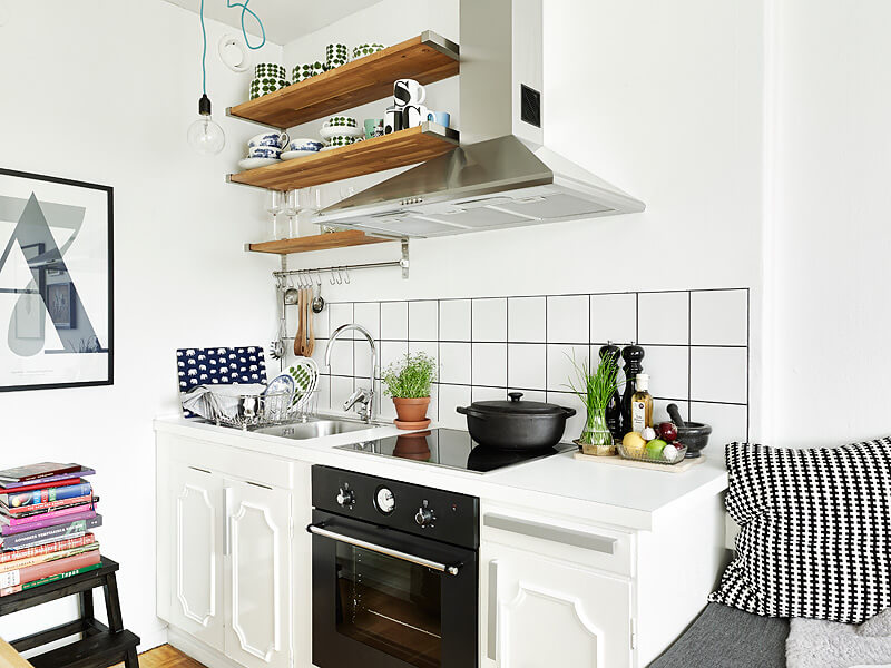 Không gian bếp nhỏ nhưng vẫn rất hiện đại, tiện nghi và được chăm chút chu đáo trong căn hộ nhỏ.