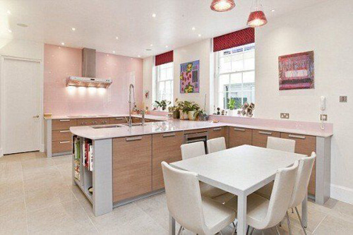 Bên cạnh mẫu sơn chung cư đẹp màu hồng, bạn cũng có thể bổ sung thêm một vài chi tiết màu đỏ cùng gam màu nóng cho căn bếp thêm lãng mạn.