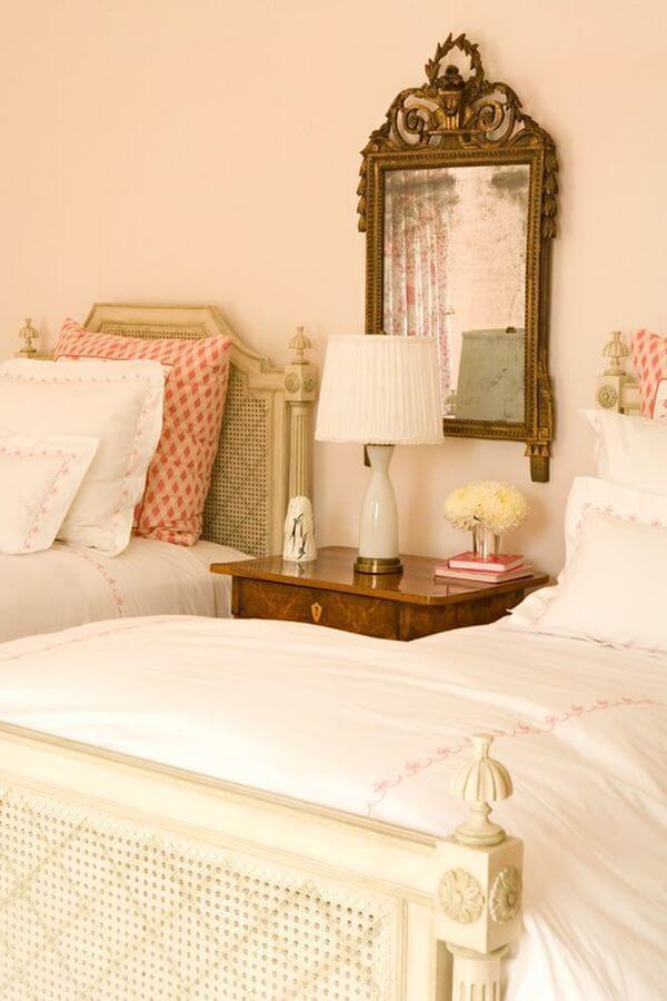 Mẫu sơn chung cư đẹp cho phòng ngủ nhẹ nhàng, lãng mạn với màu hồng phấn.