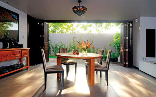 Phòng ăn trong mẫu thiết kế nhà đẹp, nhìn thẳng ra vườn, tràn ngập nắng gió.