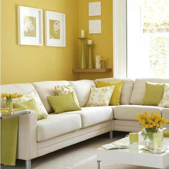 Phòng khách sơn màu vàng, ấm áp, gần gũi đầy sang trọng.