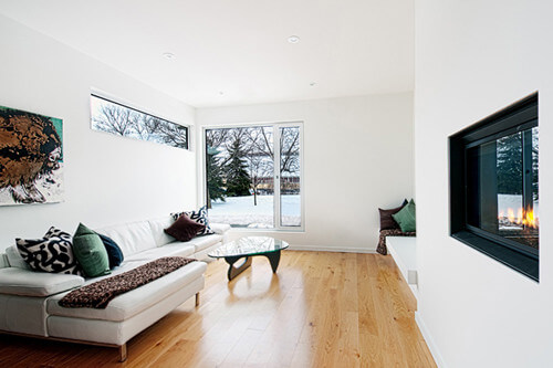 Phòng khách được bài trí theo phong cách tối giản nhưng vẫn đầy sang trọng, trong thiết kế nhà phố 2 tầng