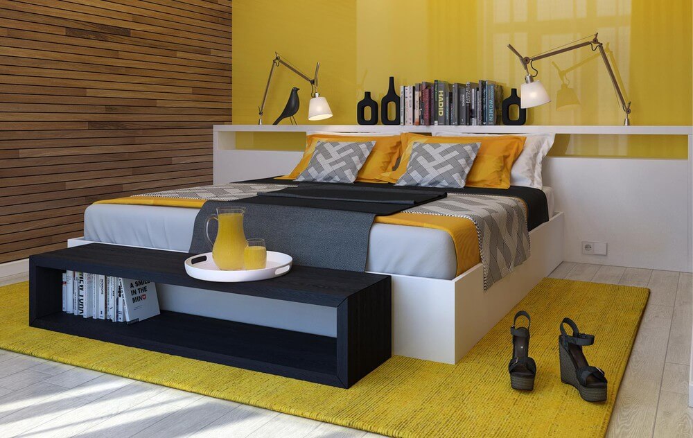 Phòng ngủ với mảng tường màu vàng nổi bật, ấn tượng.