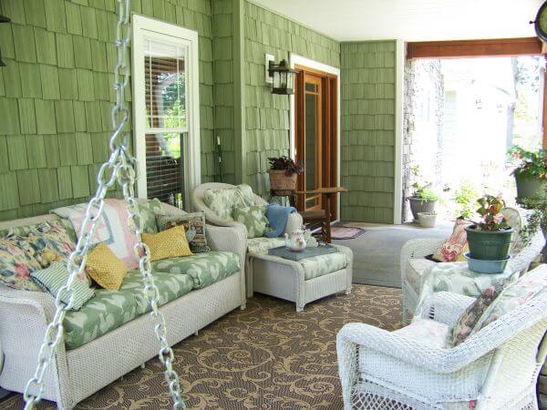 Sơn nhà với phòng khách màu xanh ngọc lục bảo kết hợp với xanh vỏ chanh tươi mới, rạng rỡ.