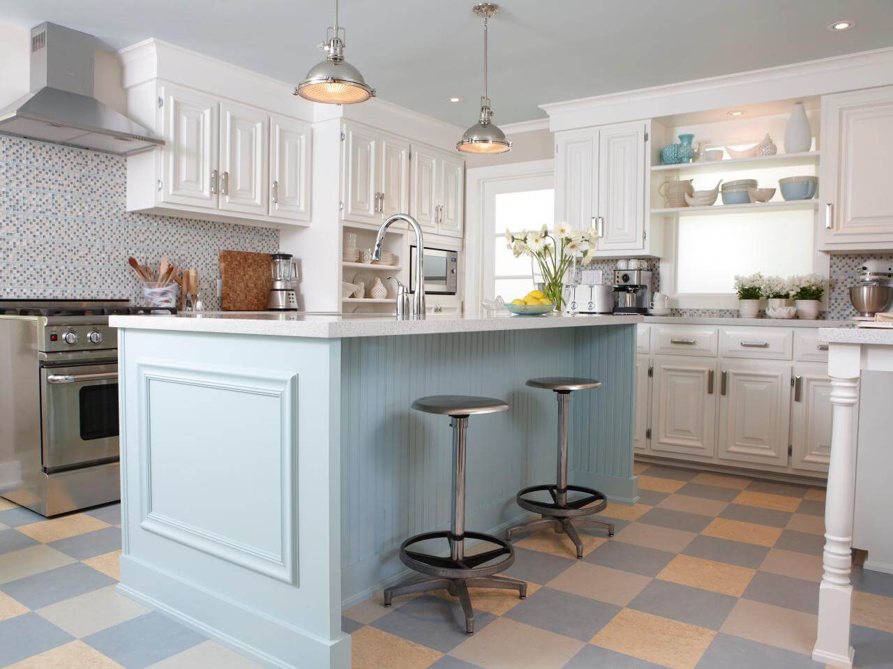 Phòng bếp đẹp sơn màu trắng tinh khôi cùng màu xanh pastel nhẹ nhàng kết hợp với sàn nhà kẻ ô vuông cam - xanh tạo nên sự giản dị mà đẹp mắt.