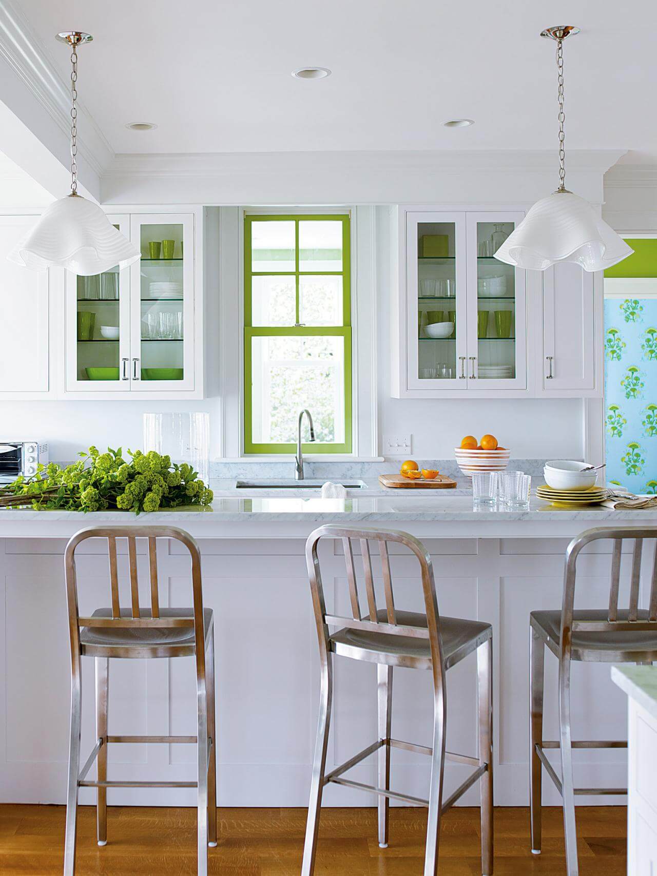 Sơn phòng bếp đẹp, không cầu kỳ tạo những bảng màu lớn hay nhiều bảng màu, kết hợp màu xanh khung cửa, chi tiết nhỏ nhưng đủ tạo cá tính cho phòng bếp.