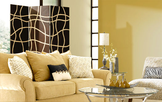 Sơn phòng khách màu vàng với màu tương đối trầm như màu nâu nhạt, màu trắng, hoặc xanh dương.