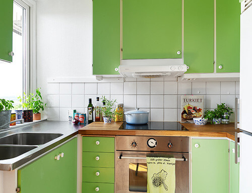 Khu bếp sau sửa căn hộ, bổ sung tông màu xanh phù hợp với tình yêu thiên nhiên, cây cỏ của chủ nhà,