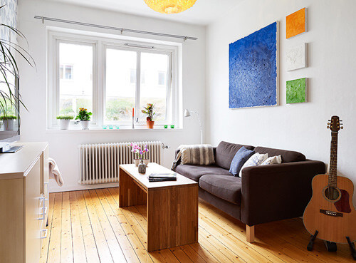 Sửa căn hộ gọn gàng đẹp đẽ, phòng khách với các món đồ nội thất đơn giản, tường nhà trắng tạo cảm giác rộng rãi, sáng thoáng hơn.