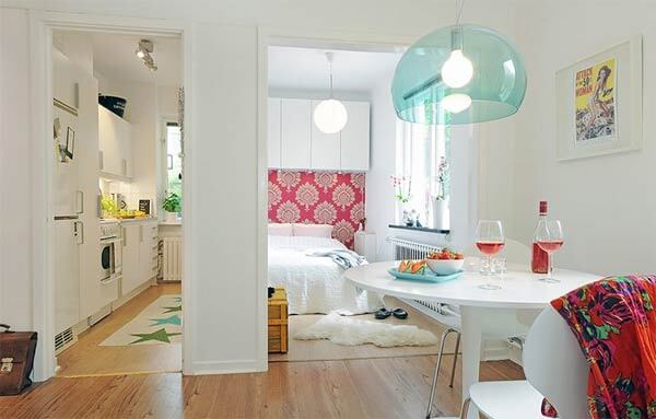 Mẫu cải tạo căn hộ với không gian bếp và phòng ngủ bố trí về hai phía chiều rộng của căn phòng