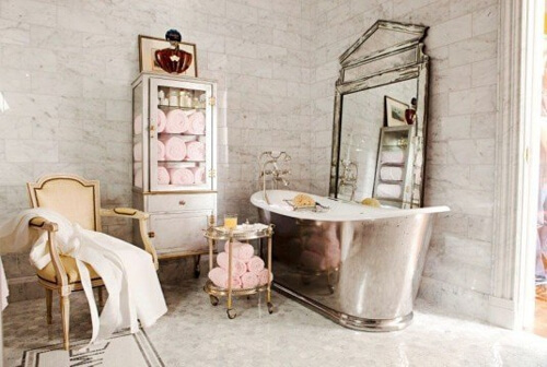 Phòng tắm của chủ nhà đã trở nên lãng mạn hơn với mẫu sơn chung cư đẹp với màu hồng phớt.