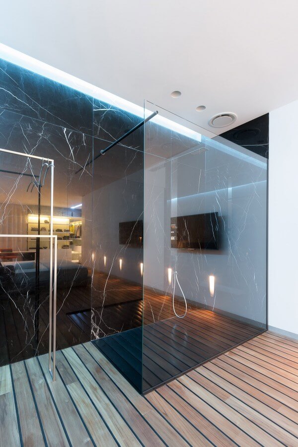Phòng tắm hiện đại được thiết kế với đá cẩm thạch màu đen kết hợp với sàn gỗ tạo nên sự hoàn hảo cho không gian trong mẫu thiết kế căn hộ này.