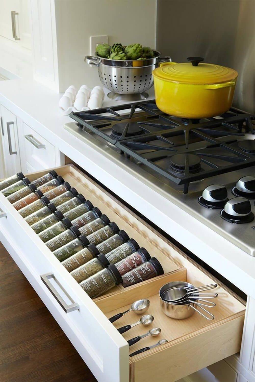 Căn hộ thiết kế với hệ tủ bếp tiện nghi hiện đại sẽ giúp tối đa hóa không gian sống nhỏ.
