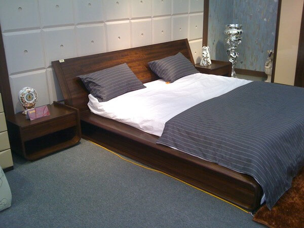 Phòng ngủ nhỏ sử dụng giường phản bệt tạo không gian rông rãi hơn sau khi cải tạo căn hộ.