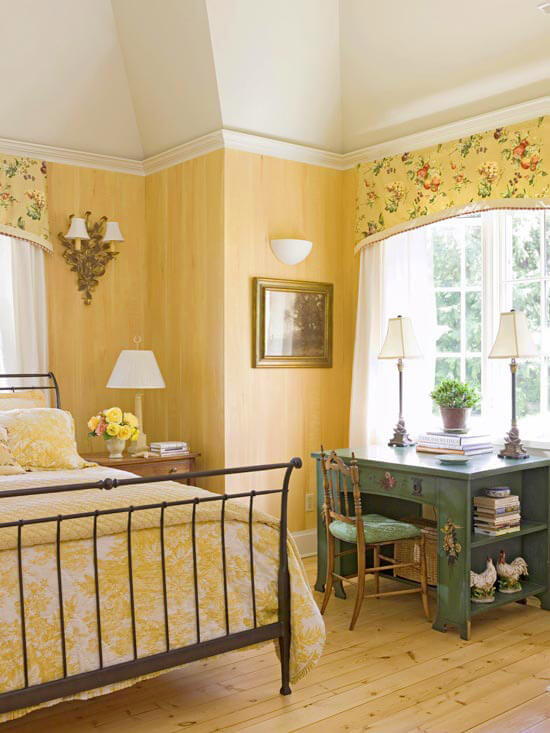Màu sơn phòng ngủ với sắc vàng quý phái khiến căn phòng như bừng sáng.