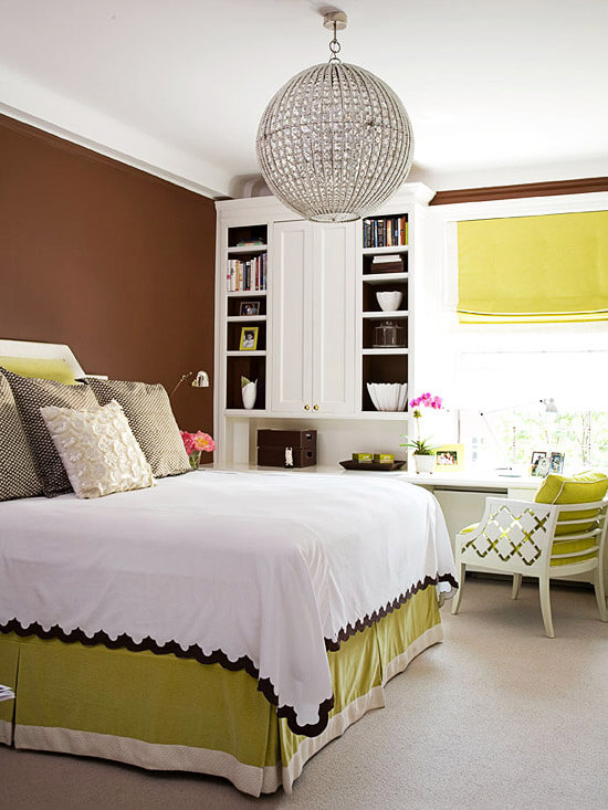 Sắc màu khiến không gian phòng ngủ, màu sơn đẹp vô cùng nổi bật với trắng kết hợp mảng tường nâu tạo điểm nhấn nổi bật. 