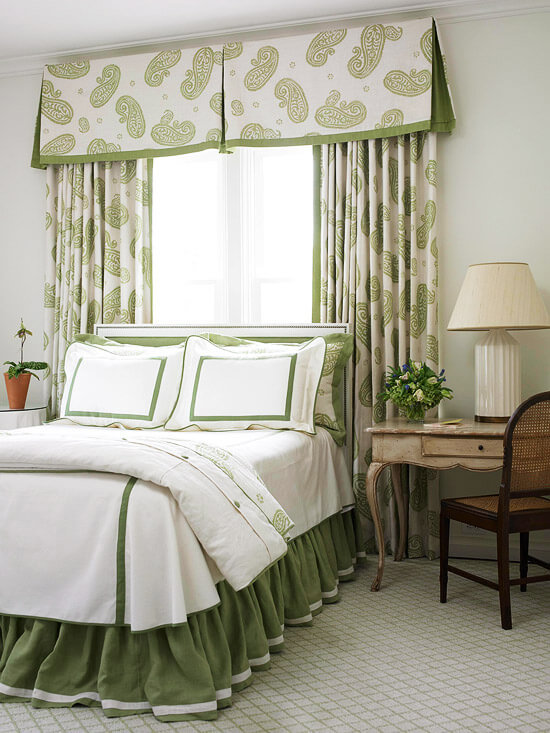 Phòng ngủ với tông trắng chủ đạo, kết hợp xanh dương rèm, giường màu sắc trang nhã,tinh tế, một trong những màu sơn đẹp.