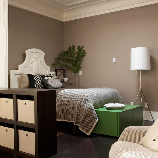 Phòng ngủ sơn màu đẹp với tông màu trắng xám đầy ấn tượng.