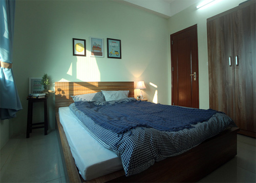 Không gian sinh hoạt chung và 2 phòng ngủ ngăn cách với nhau bằng mảng tường trang trí đẹp, đầy ấn tượng sau cải tạo căn hộ nhỏ.