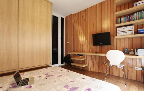 Không gian sinh hoạt chung và 2 phòng ngủ ngăn cách với nhau bằng mảng tường trang trí đẹp, đầy ấn tượng sau cải tạo căn hộ nhỏ.