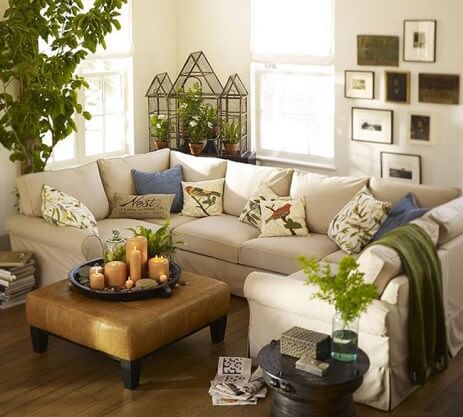 Phòng khách tông trắng kết hợp họa tiết cho chiếc sofa tạo cảm giác mới lạ, ấn tượng trong mẫu sơn nhà này.