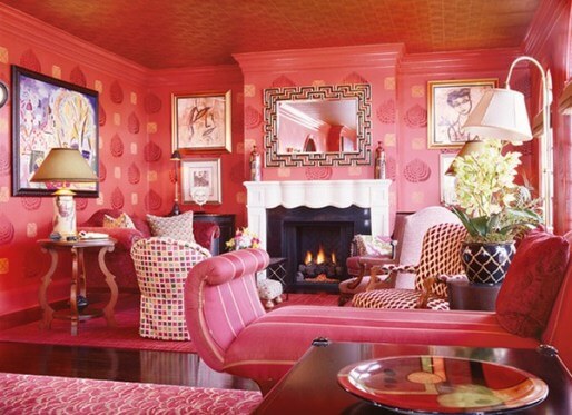 Màu hồng sẫm cho phòng khách rực rỡ chiếm chủ đạo cho căn phòng xa hoa lộng lẫy, sang trọng trong mẫu sơn nhà này.