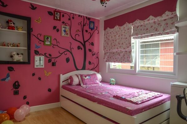 Sửa chữa cải tạo căn hộ với phòng ngủ của con cực đáng yêu với màu hồng cho bé gái, kết hợp bàn học, kệ sách nhỏ nhưng hợp lý.