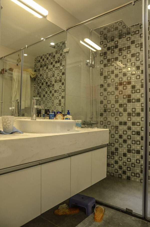 Sửa chữa cải tạo căn hộ với phòng tắm, thiết kế tối giản, thoáng rộng, sạch sẽ.
