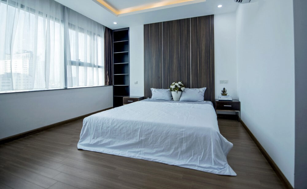 Các phòng ngủ được thiết kế đơn giản nhưng đầy đủ những tiện nghi tạo nên sự rộng rãi, sau khi sửa chữa nhà.