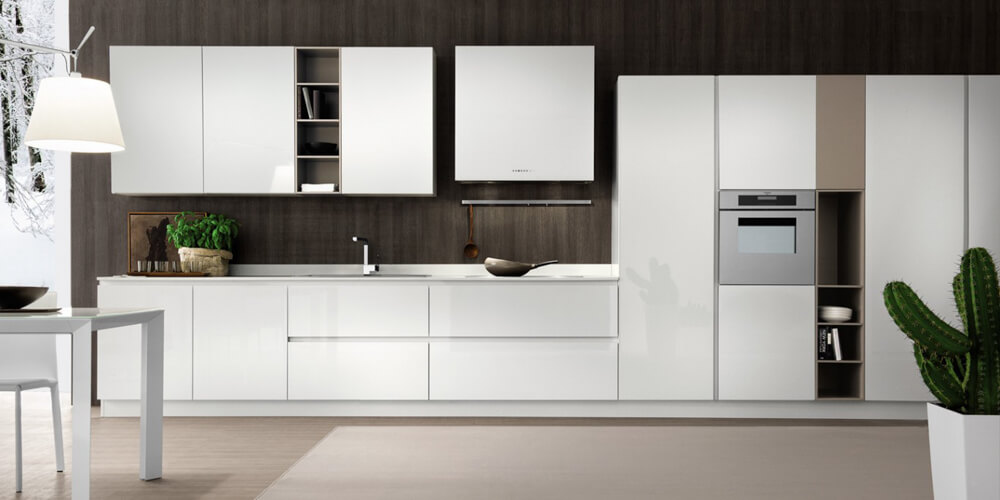 Không gian bếp trong-mẫu thiết kế nhà ống sáng rộng, kết hợp hệ tủ bếp với tông màu trắng trang nhã của ốp tường