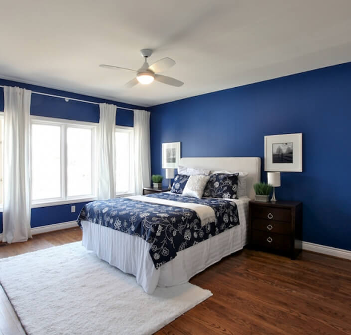 Phòng ngủ lớn màu sắc mát mẻ, trang nhã và tinh tế, trong mẫu thiết kế nhà ống 2 tầng.