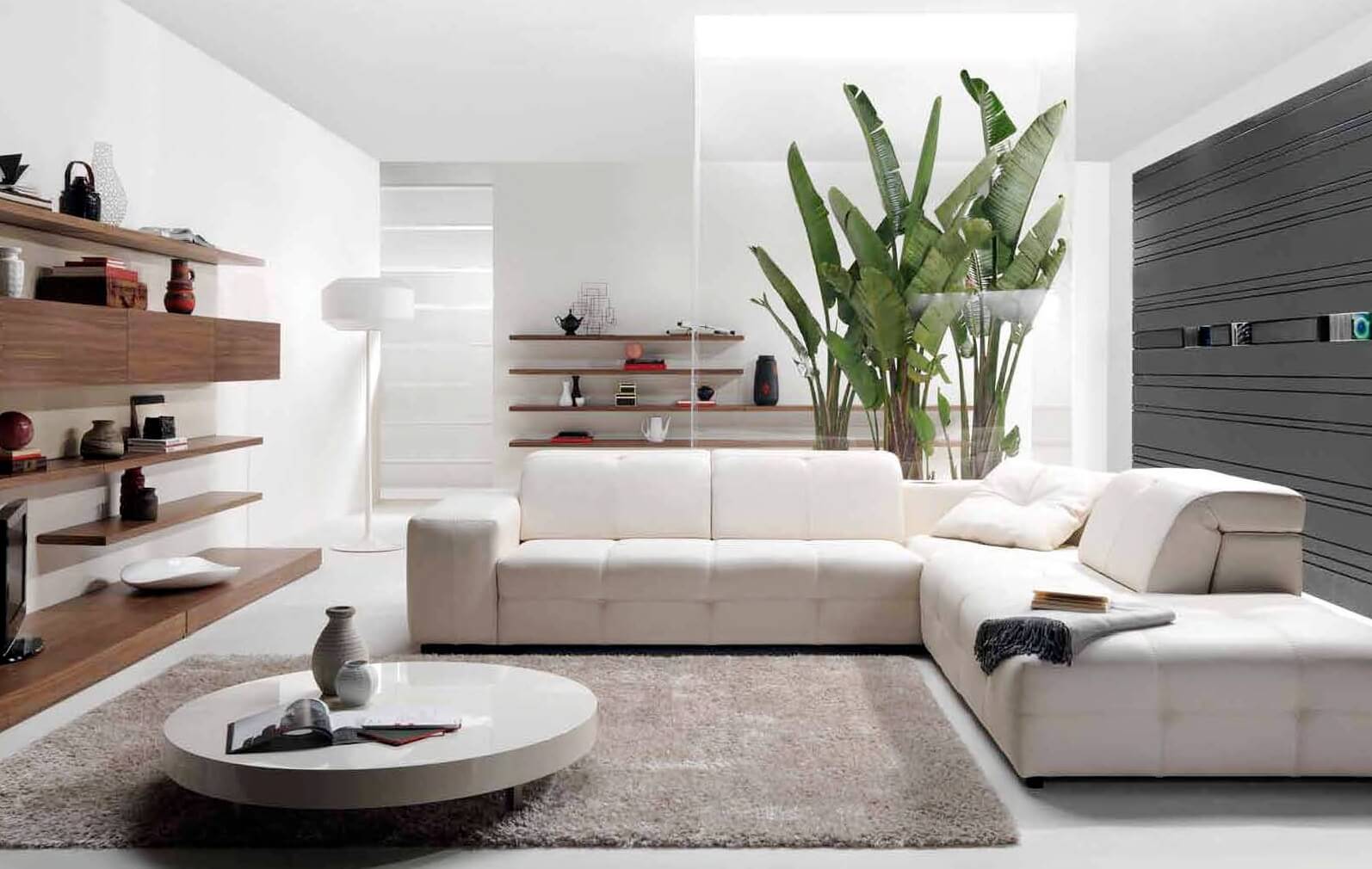 Phòng khách căn hộ chung cư cải tạo tông màu trắng trở nên hút mắt hơn với ghế sofa chữ L màu trắng và một chiếc bàn tròn thấp