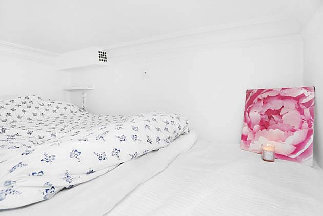 Mẫu thiết kế căn hộ với không gian nghỉ ngơi trên gác xép yên tĩnh, sáng rộng, thoải mái với tông trắng sáng.